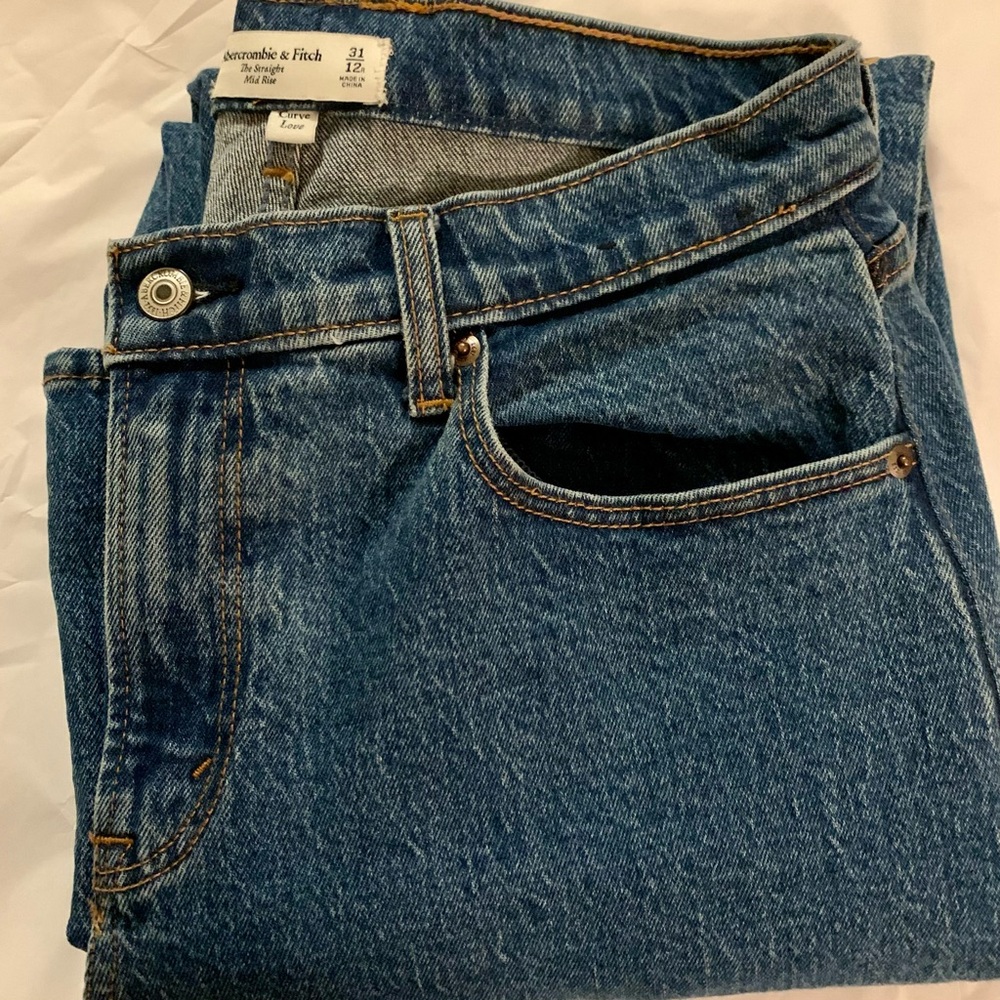 Abercrombie & Fitch Curve
Love Mid Rise Straight Leg
Jeans size 31 / 12R